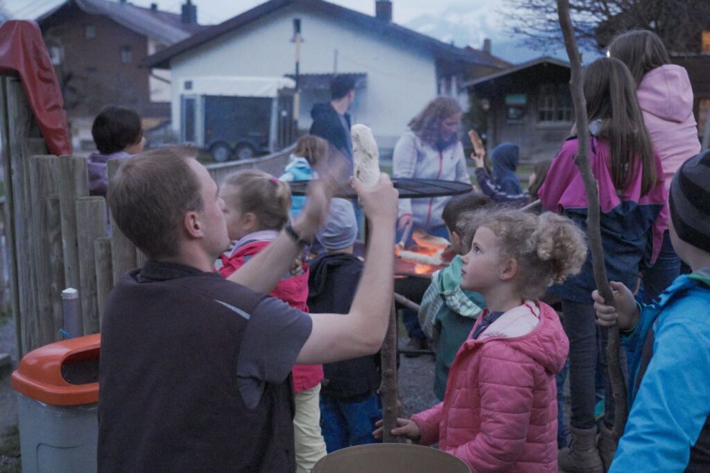 Beim Stockbrotbräteln