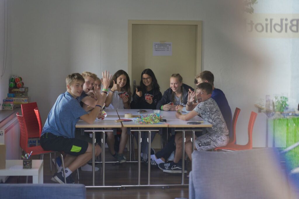 Kinderschar am Tisch beim Spielen