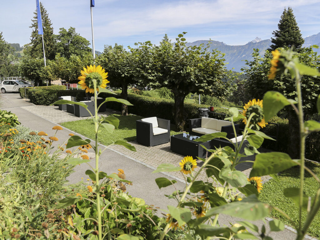 Gemütliche Sitzlounge vor dem Haupthaus