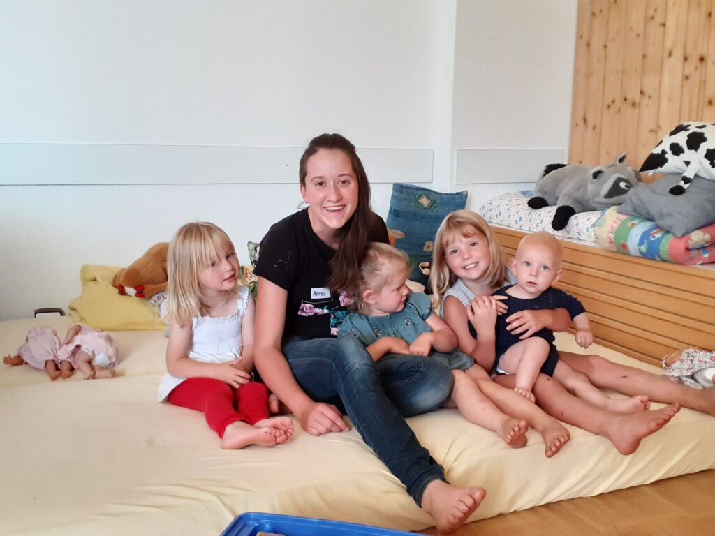 Kinder haben Spass im Spielzimmer