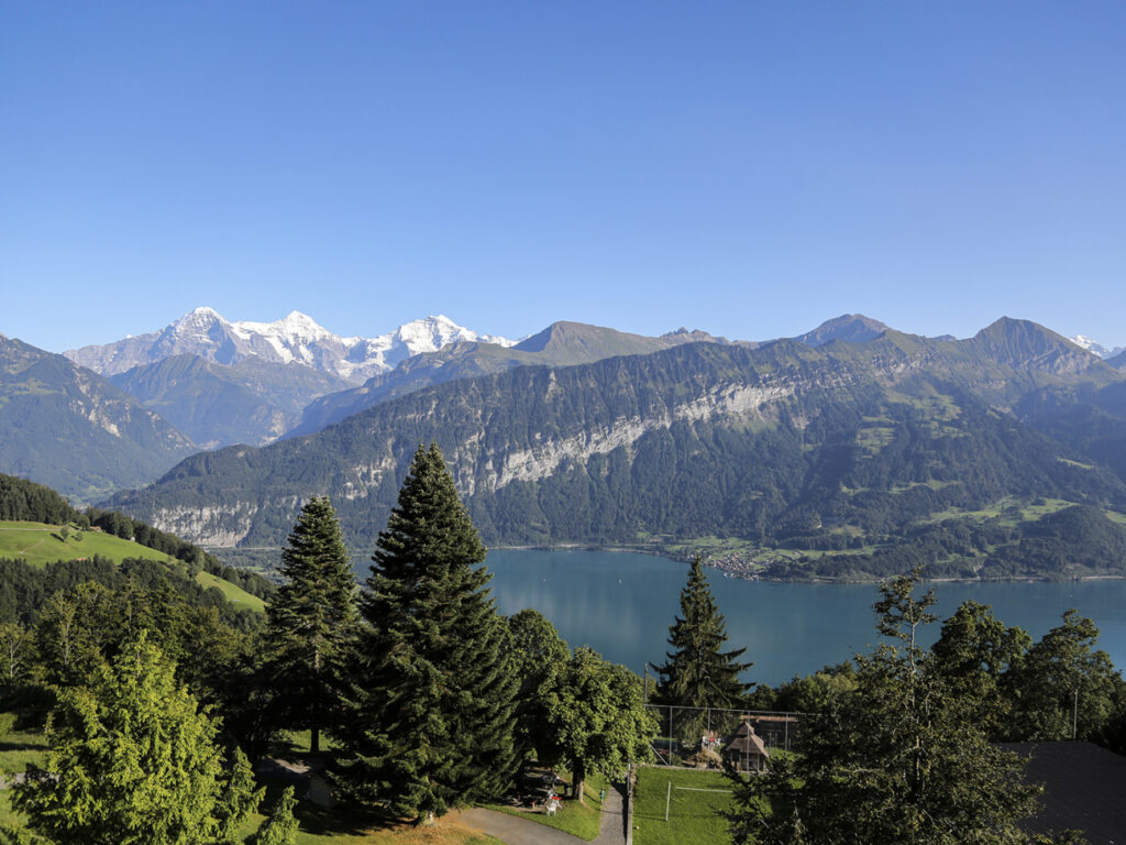 Aussicht auf Eiger Mönch und Jungfrau und Thunersee