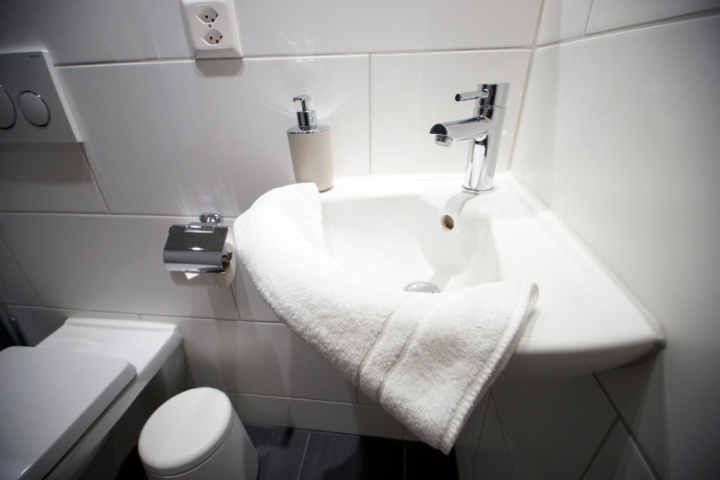 modern gestaltetes Badezimmer