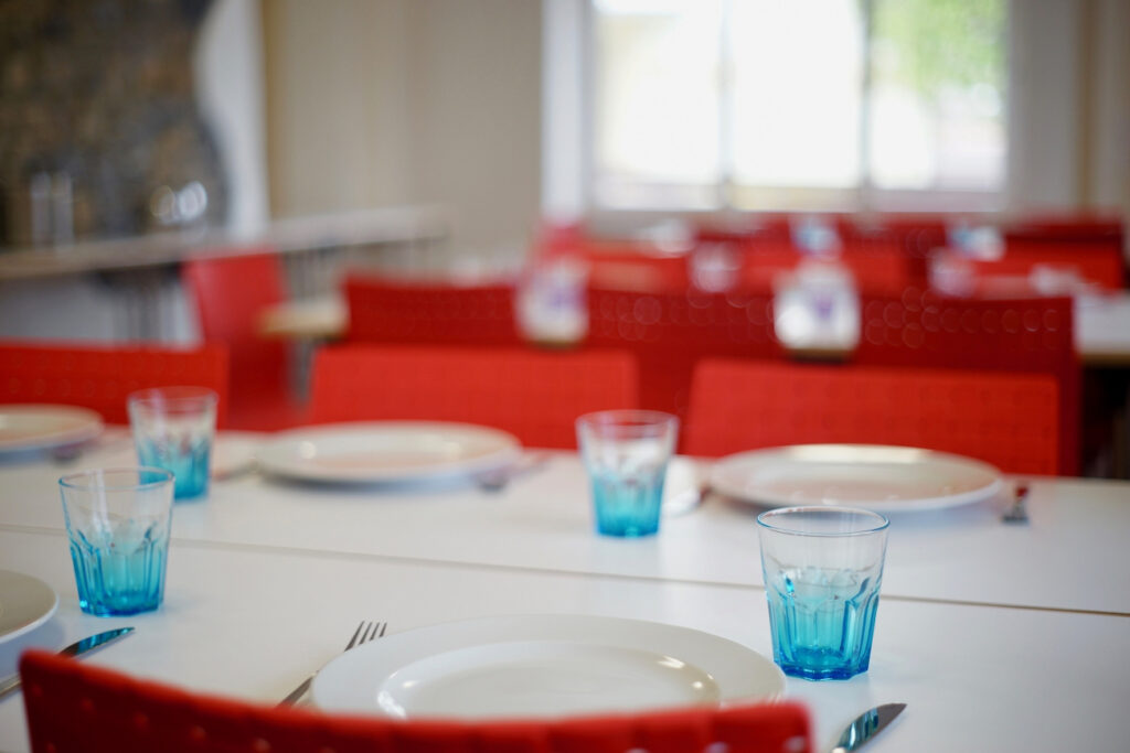 Tische mit Gläsern und Besteck