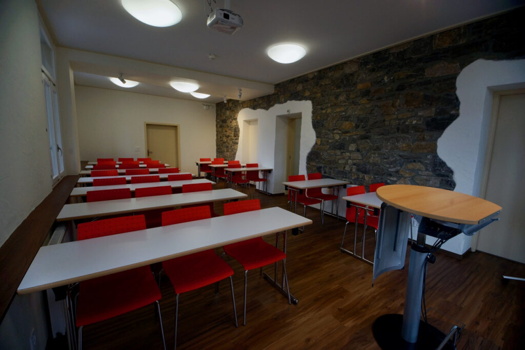 Seminarraum mit Rednerpult