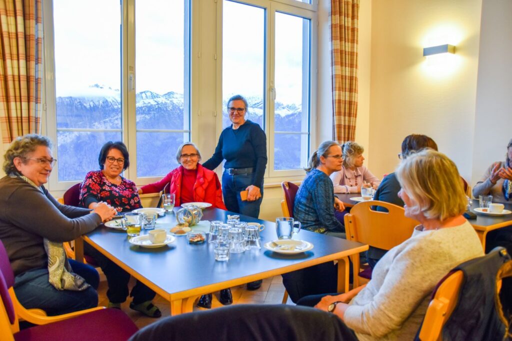 Gemeinschaft am Tisch im Speisesaal