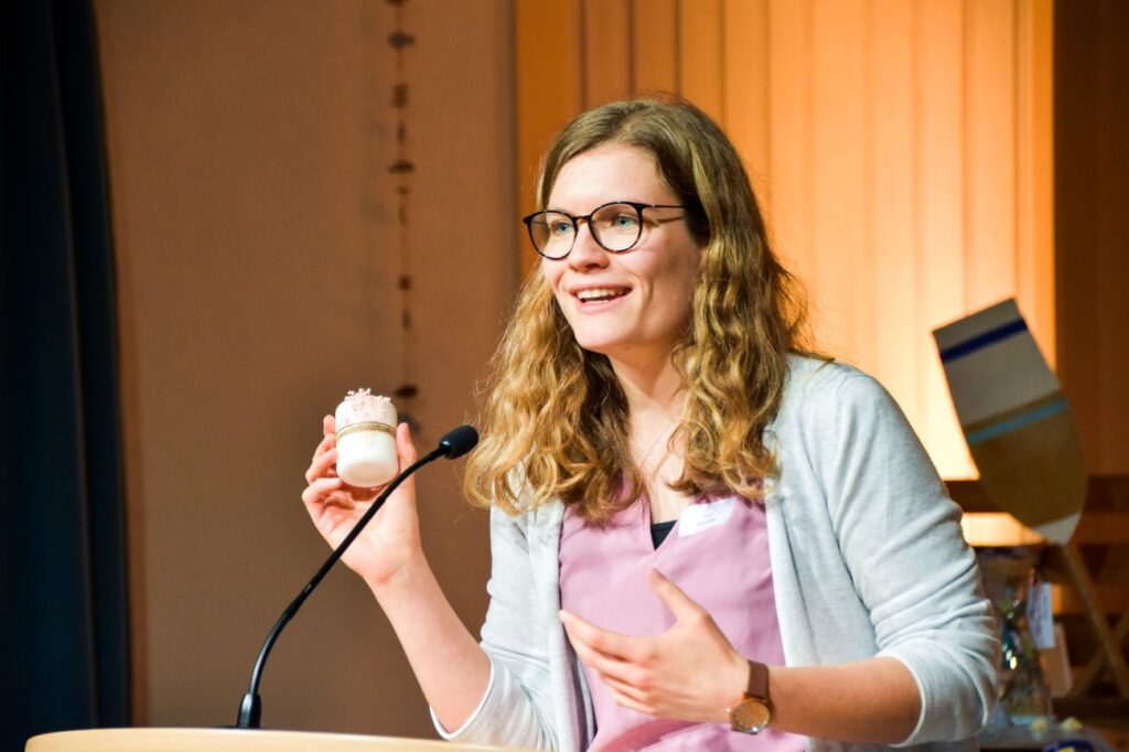 Eine Studentin informiert