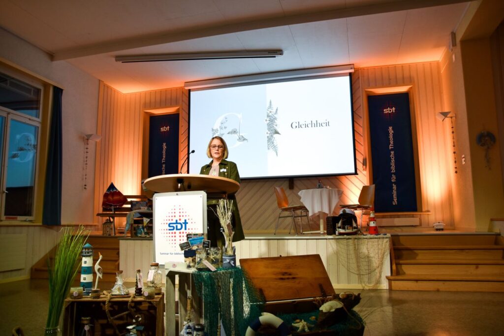 Eowyn Stoddard mit passender Deko im Vordergrund