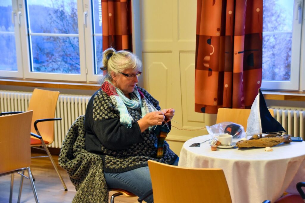 guter "Zeitvertreib" - stricken in der Cafeteria