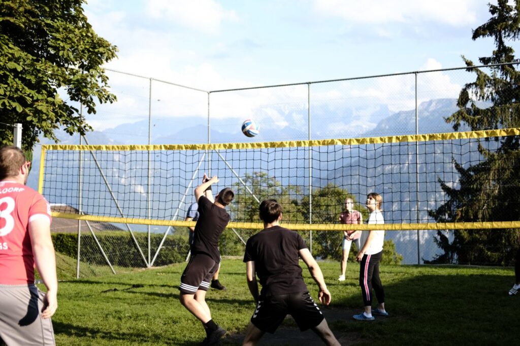 Volleyball auf der Spielwiese im Park