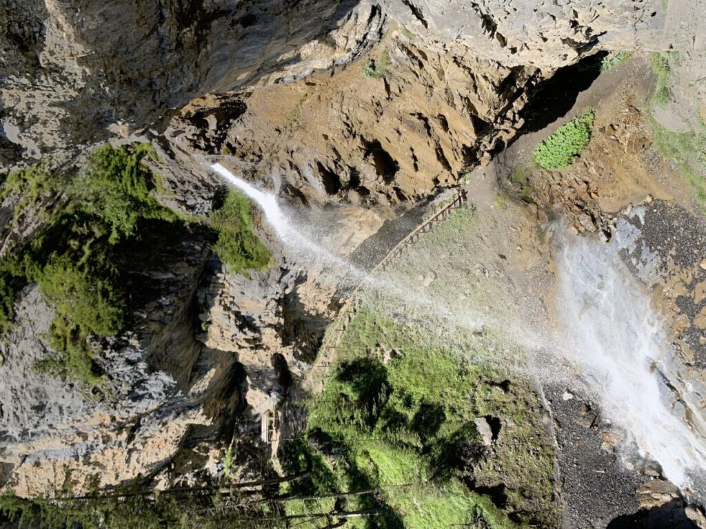 Fantastischer Blick von oben auf den Wasserfall