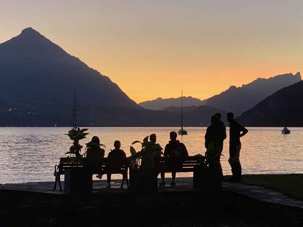 Gemeinsam die freie Zeit am Thunersee mit Blick auf den Niesen geniessen