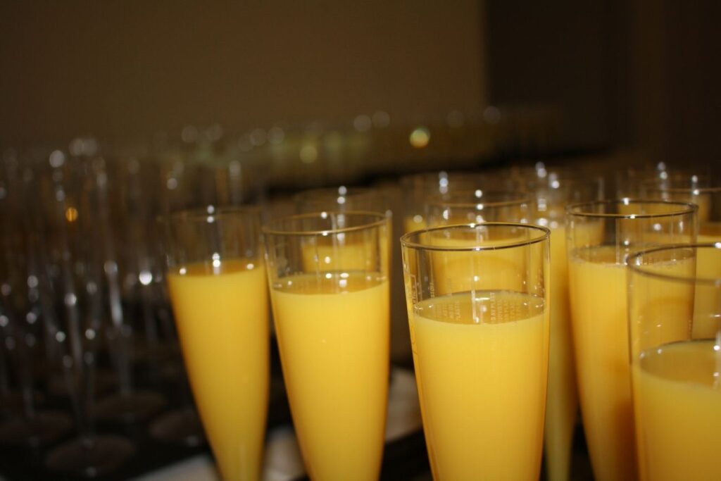 Orangensaft zum Anstossen