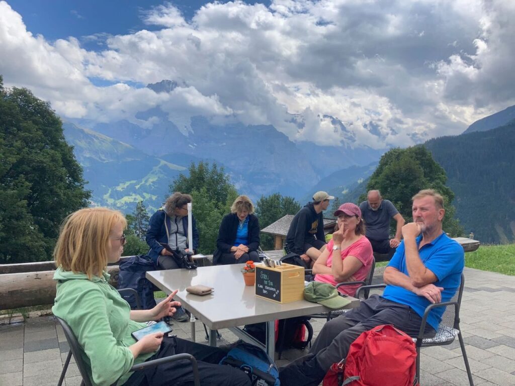 Gute Gemeinschaft bei Kaffee und Kuchen
