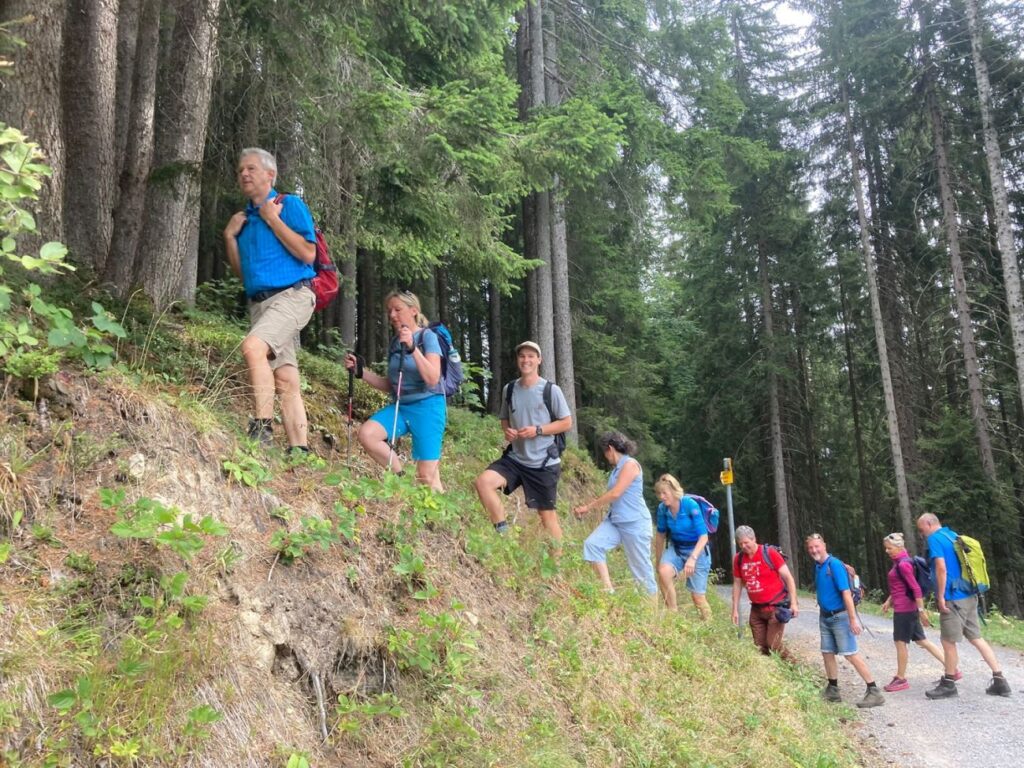 in der Gruppe wandern macht Freude