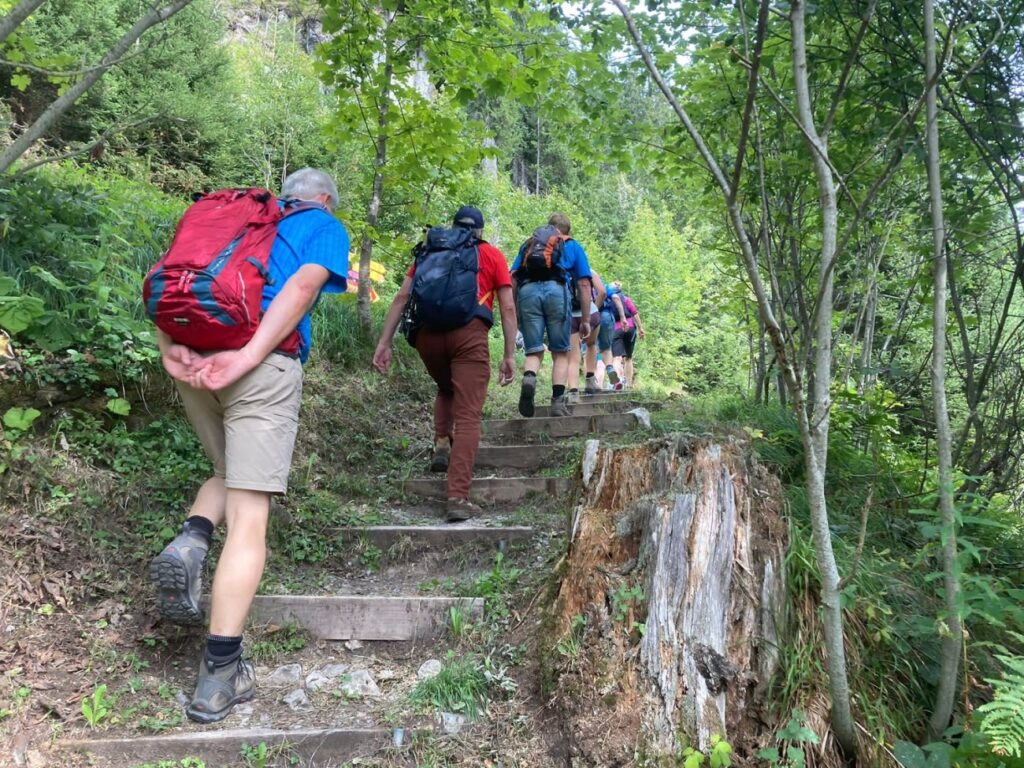 in zwei Gruppen sind die Teilnehmer unterwegs