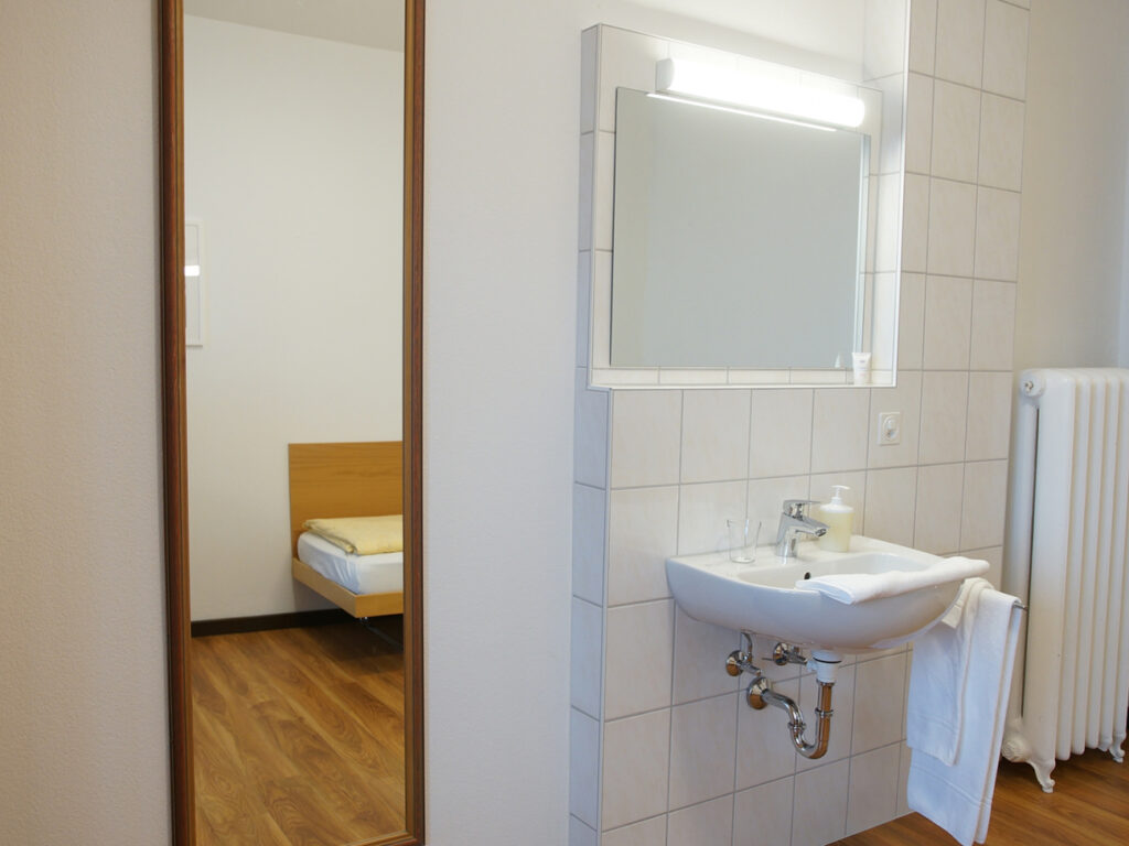 mit Lavabo im Zimmer