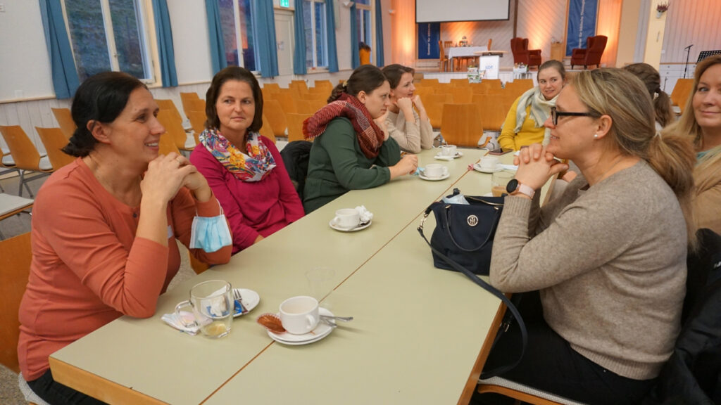 Gemeinschaft beim Kaffee geniessen