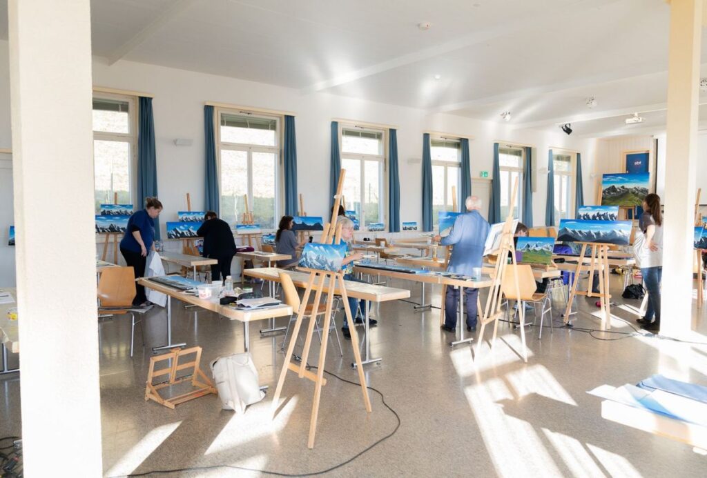 viele Teilnehmer beim Berge malen